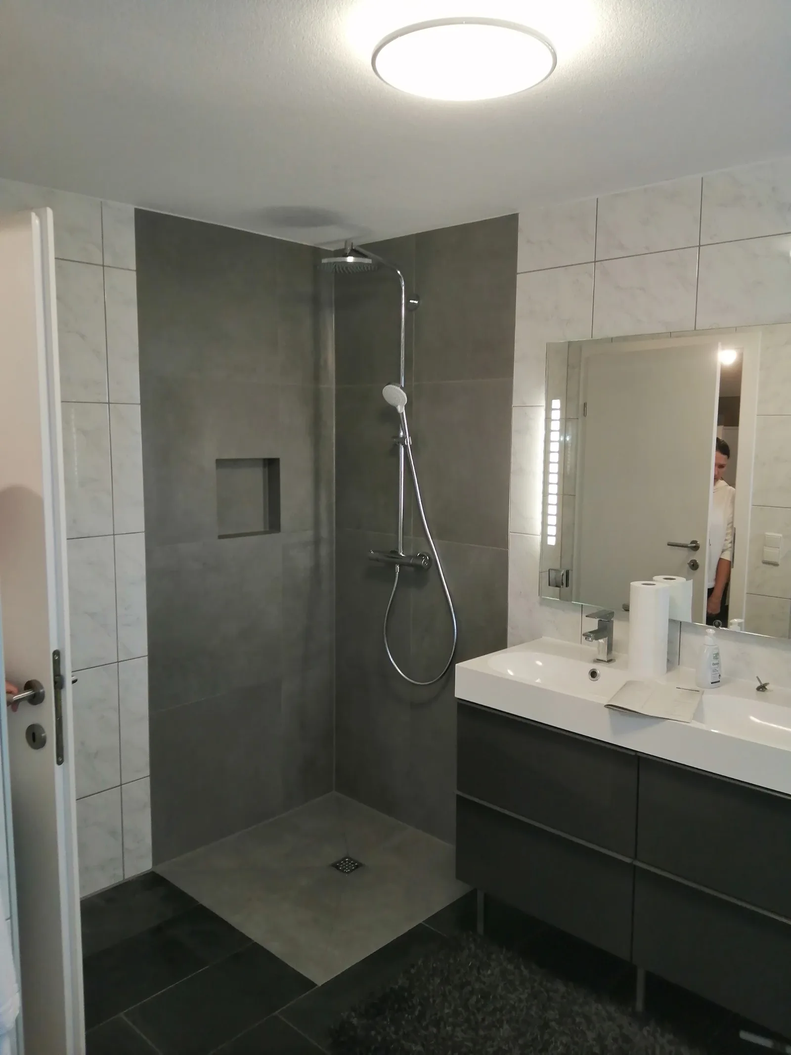 Fertiges Badezimmer mit bodenebener Dusche, Regenbrause und Doppelwaschtisch