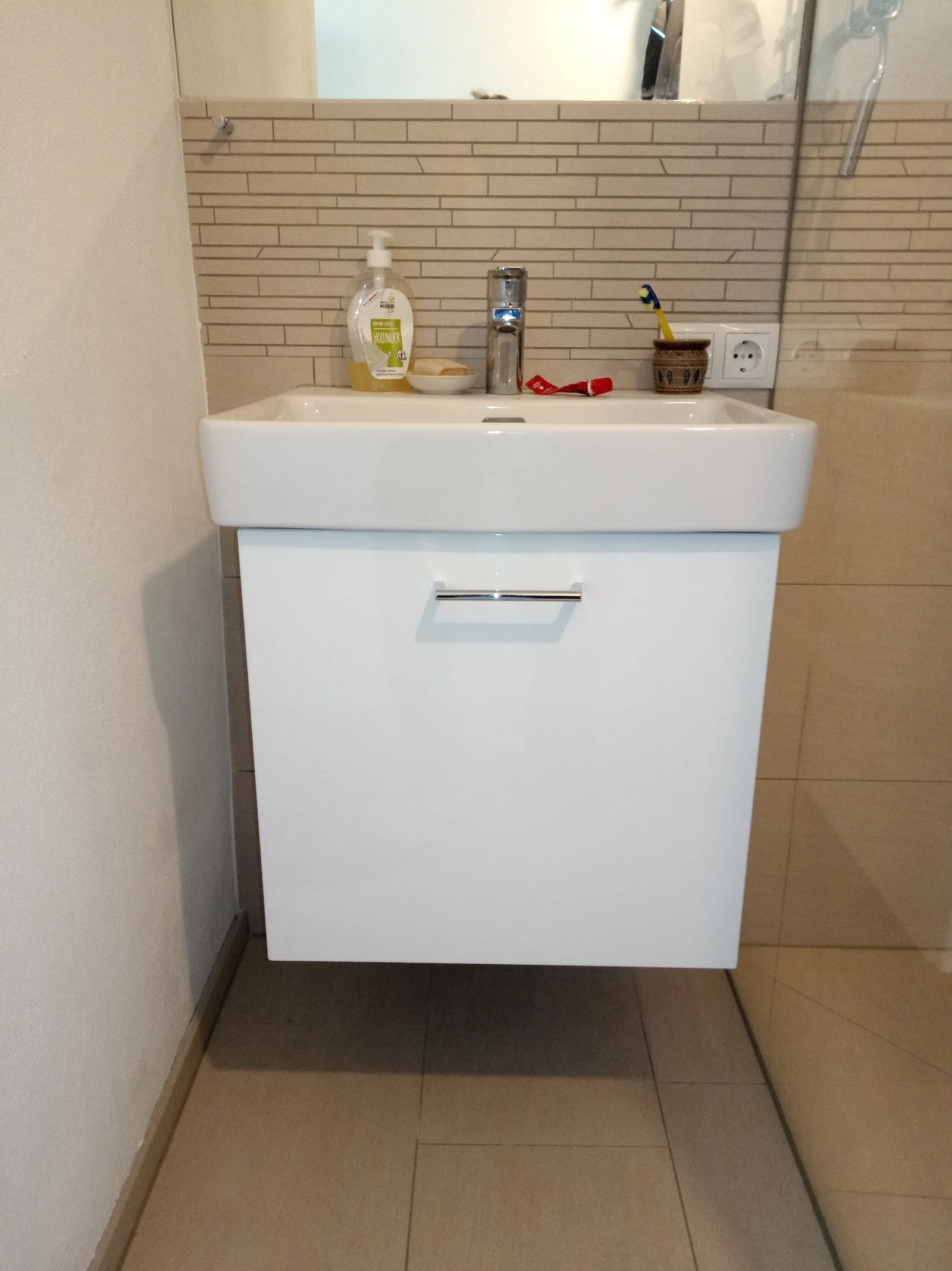 Waschtisch mit Unterschrank und schmalem Mosaikfliesenband